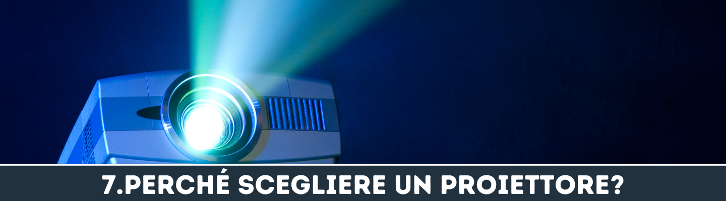 Primo piano/zoom su un videoproiettore bianco/grigio/azzurro che proietta, il fascio di luce esce dalla lente e va oltre l'immagine. Lo sfondo è blu scuro, luce spenta. Il proiettore è l'unica fonte di luce. La vignetta a sfondo nero recita: "6.PERCHÉ SCEGLIERE UN PROIETTORE?".